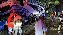 泰国巴蜀府一旅游大巴在国家海洋公园入口处撞树，严重车祸致14死35伤