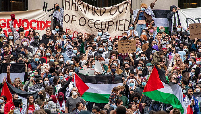 当地时间2023年10月14日，美国马萨诸塞州，巴勒斯坦支持者聚集在哈佛大学，以示对加沙地带巴勒斯坦人的支持。（图片来源：视觉中国）当地时间2023年10月14日，美国马萨诸塞州，巴勒斯坦支持者聚集在哈佛大学，以示对加沙地带巴勒斯坦人的支持。（图片来源：视觉中国）(photo:JieMian)