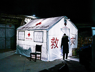 【圖集】安置點的夜：13人失聯，青海金田村部分村民被集中安置