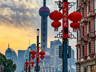 街拍黃浦丨南京路步行街上“龍騰虎躍”，大紅燈籠紅得“年味十足”