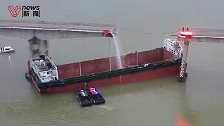 廣州南沙瀝心沙大橋被船只撞斷，有橋上車輛落水，傷亡情況正核實