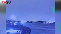 廣州瀝心沙大橋斷裂事故已致2人死亡3人失聯，涉事故車輛4輛，有公交車掉落，被船只撞斷瞬間畫面曝光