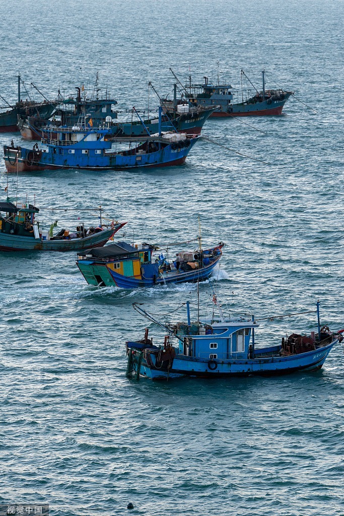 一渔船在浙江海域沉没仍有8人失联，当地回应