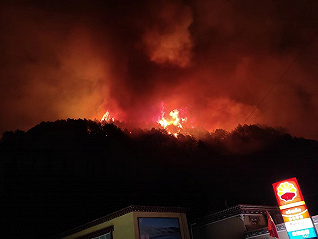 甘孜雅江山火逼近加油站居民房，消防员奋力堵截围剿