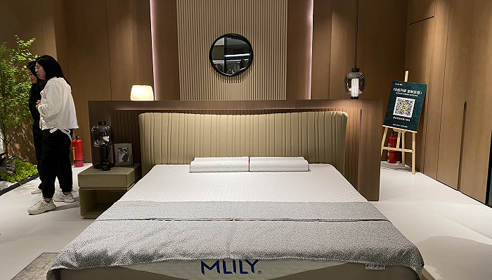 3月17日，深圳家具展上梦百合定制品牌榀至展厅，除了展示新推的定制产品外，还放置了梦百合的床垫。（蓝丽琦拍摄）