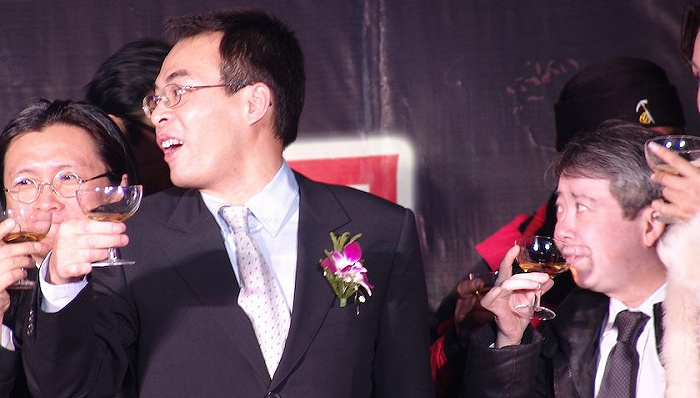 2004年12月18日，星美国际影院在北京金源时代商城开店，众明星捧场。星美集团董事长覃辉。图源：人民国际