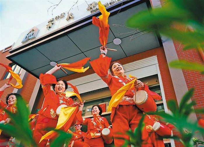 ▲上海市江湾镇街道居民在排练腰鼓。街道市民驿站组织周边社区居民开展丰富多彩的文化活动，定期到养老院、中小学校演出。
