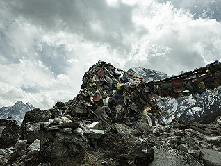“世界屋脊”越来越拥挤，尼泊尔如何给珠峰大扫除？