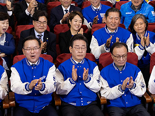 韩国关键选举后：尹锡悦躲过弹劾，但日子不好过