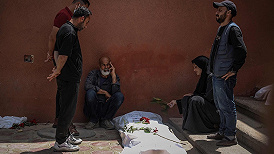 以军撤离后的加沙医院：垃圾堆下乱葬坑中，300具尸体堆积