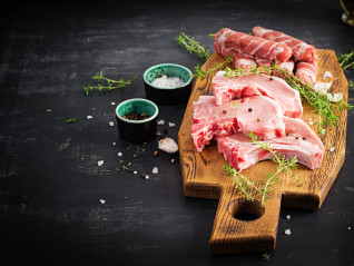 香港猪肉比内地贵，但港澳生猪“菜篮子”新五丰、东瑞股份也告亏