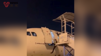 印尼地勤人员从飞机舱门垂直坠落，因舷梯被人违规撤走