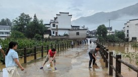 暴雨袭击安徽歙县致2.7万余人受灾，老房垮塌老人被埋