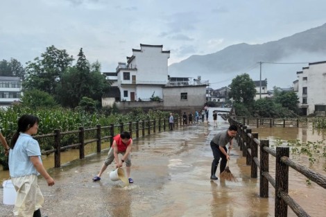暴雨袭击安徽歙县致2.7万余人受灾，老房垮塌老人被埋