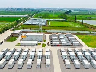 全球最大鈉離子電池儲能電站投運(yùn)，單次充電可儲存10萬度電