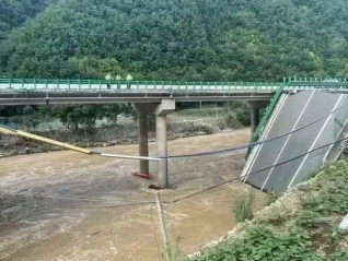 陕西柞水高速桥垮塌事故3辆落水车被发现，救援人员：救援难度大但水位有所下降