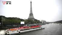 巴黎奥运会塞纳河上开幕，中国体育代表团雨中亮相，马龙冯雨挥舞五星红旗