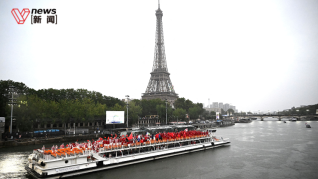 巴黎奥运会塞纳河上开幕，中国体育代表团雨中亮相，马龙冯雨挥舞五星红旗
