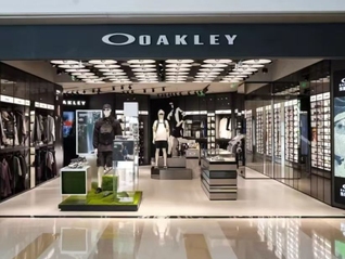 OAKLEY中國(guó)首店落地杭州，母公司收購(gòu)Supreme加碼運(yùn)動(dòng)潮流