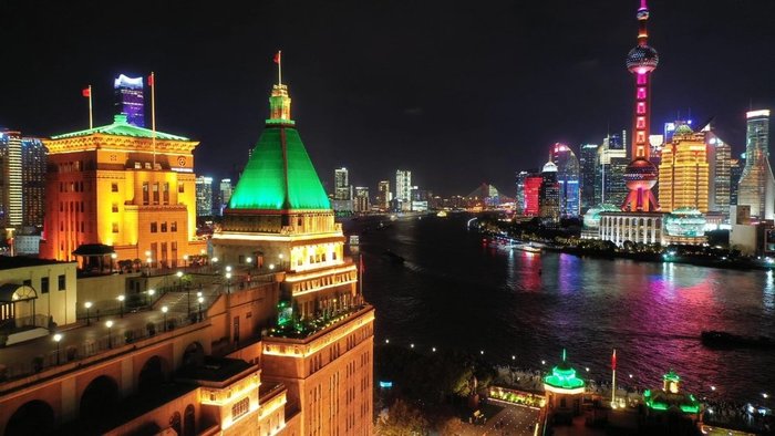 夜晚建筑亮着灯的城市描述已自动生成
