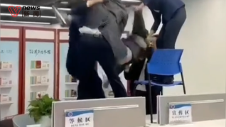 傳員工降薪后在工位輕生，交行回應：降薪裁員不實，勞動用工問題正與當事人溝通處理