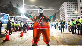 【圖集】韓國(guó)首爾“動(dòng)蕩”一夜，當(dāng)?shù)厝A人：半夜能聽(tīng)到直升機(jī)聲