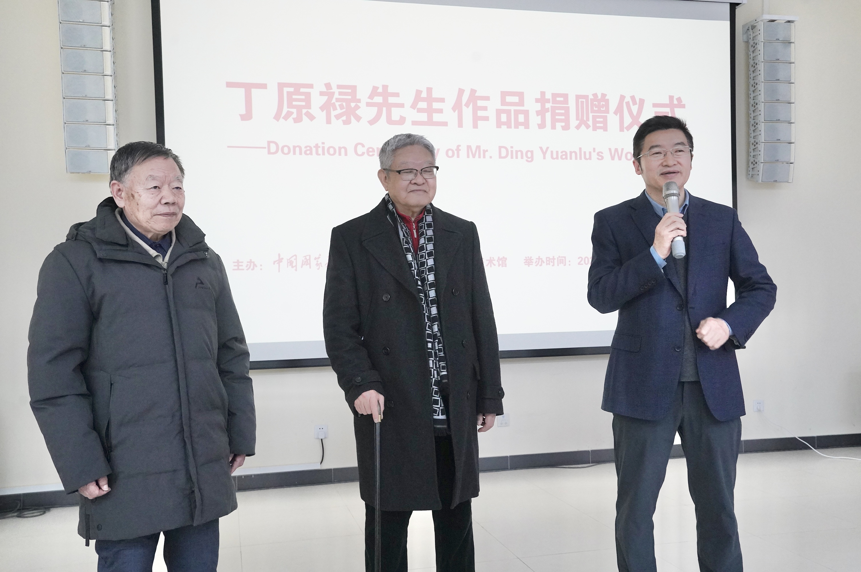 作者与作品合影中国国家画院美术馆馆长李虹霖向丁原禄