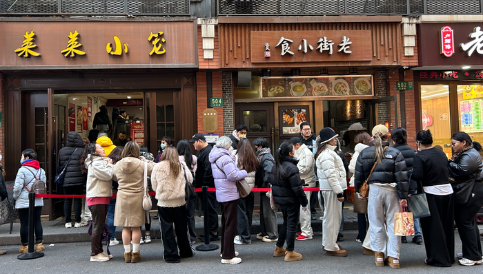 在美食店门口排队的韩国游客 受访者供图