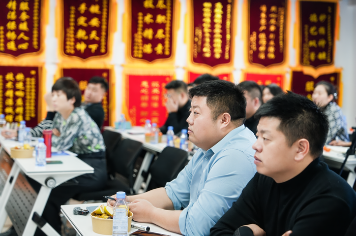 https://img1.jiemian.com/101/original/20250220/import_1740040764826920170013_a700xH.png