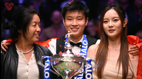 中國首位、亞洲首位！趙心童斯諾克世錦賽奪冠，身披國旗攬女友和經(jīng)紀人領獎