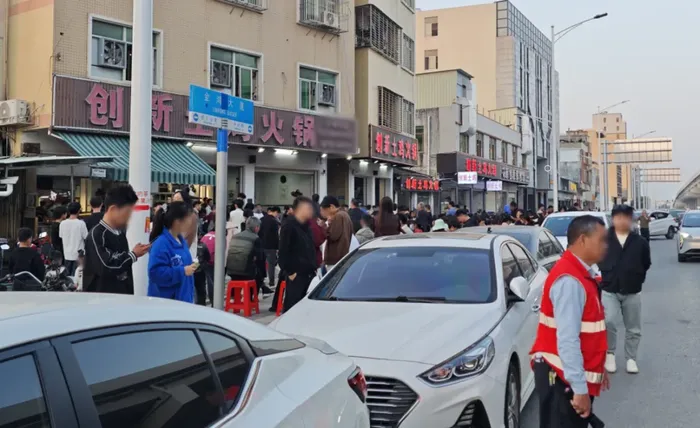 日销3000只鸡，高峰千桌排队，创新土鸡火锅凭啥爆火？