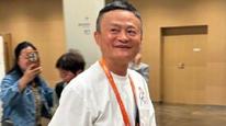 馬云現(xiàn)身阿里總部湖畔小屋，戴“風清揚”工牌滿面笑容，員工歡呼“馬老師”現(xiàn)場追星