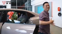 李斌給樂道慶生拼體力，從后座穿車繞了7圈半，女主持：他怎么這么快