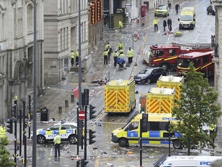 英國(guó)汽車沖撞人群致27傷，當(dāng)時(shí)球迷正慶祝利物浦英超奪冠