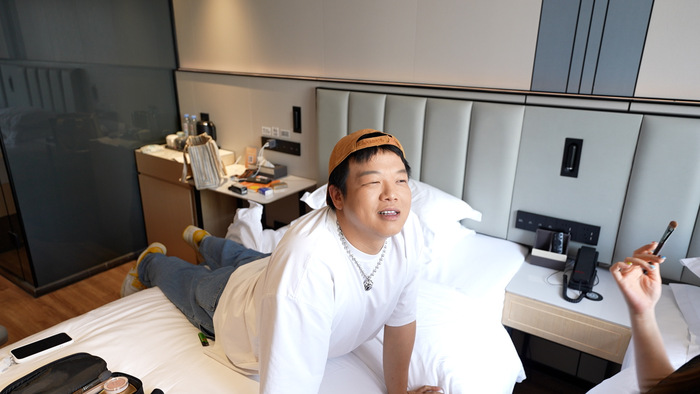 哈哈曹:我现在拼命巡演,就是怕脱口秀行业没有未来 | 进击的脱口秀演员⑥