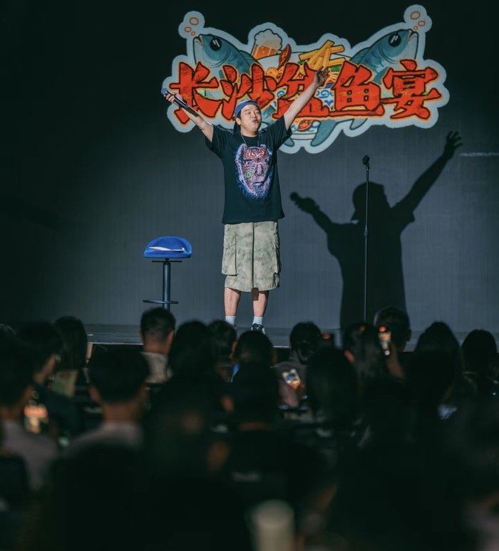 哈哈曹:我现在拼命巡演,就是怕脱口秀行业没有未来 | 进击的脱口秀演员⑥