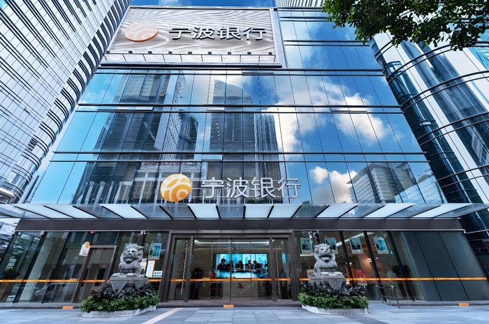 建筑上挂着商铺的招牌 AI 生成的内容可能不正确。
