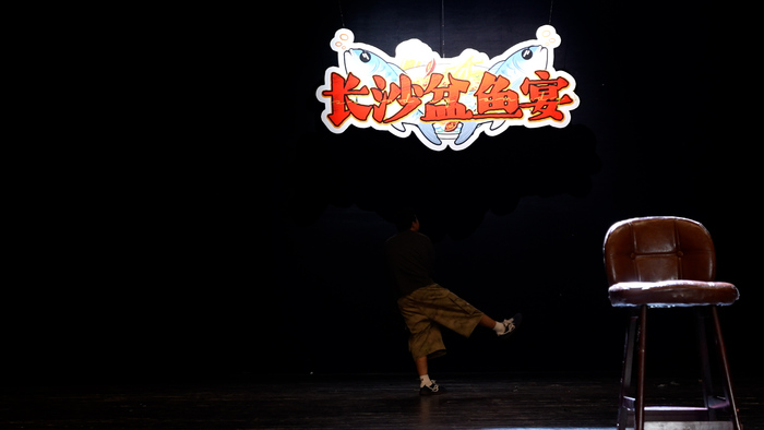哈哈曹:我现在拼命巡演,就是怕脱口秀行业没有未来 | 进击的脱口秀演员⑥