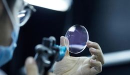高考結束后，準大學生們擠爆眼科門診