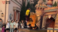 北京环球度假村演员中暑，“穿靴子的猫”突然发蔫，园区：演员已恢复，会灵活调整演出