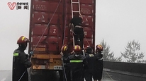高速桥垮塌致货车悬空，司机系绳爬到车尾获救，救援队称其身体无大碍仅受惊吓