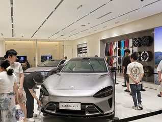 小米YU7火爆热销:黄牛加价1.7万疯狂倒卖,限量版引发市场抢购风潮!