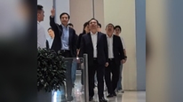 王传福参观小米汽车工厂，雷军化身讲解员，两人曾多次同框，已有合作基础