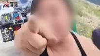 奔驰车被指超车逼停摩托，司机脚踹尾箱路旁是悬崖，警方通报