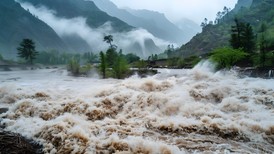 汛期突遇山洪如何避险？防洪减灾专家：快、高、避、稳