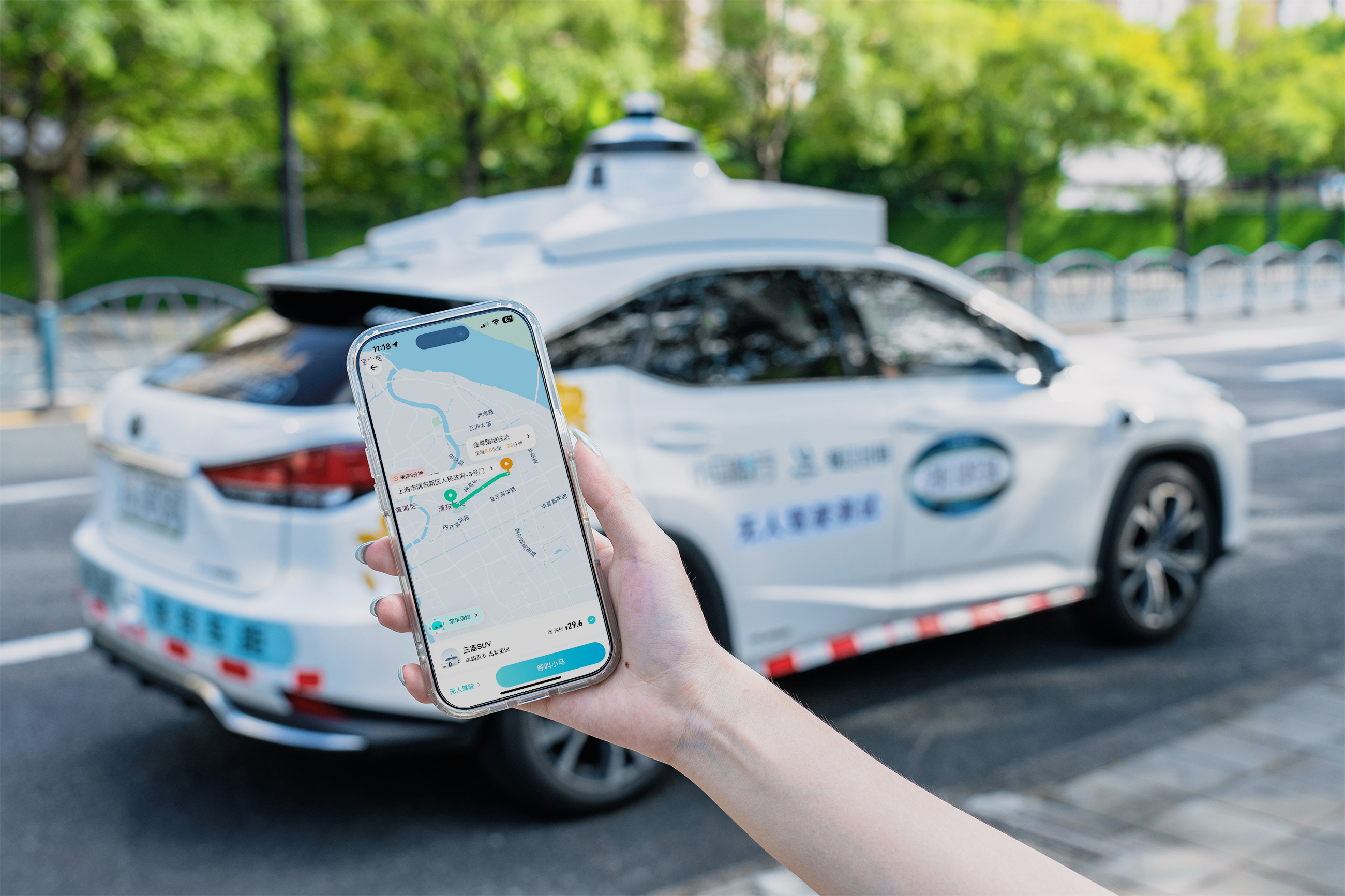 广州自动驾驶“双雄”二季度报：Robotaxi收入狂飙，中东是下一个必争之地