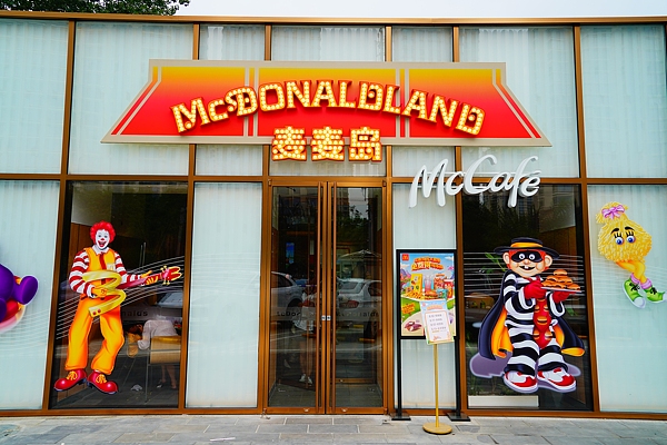 麦当劳经典奶昔限时回归，门店排长队催生100元代购
