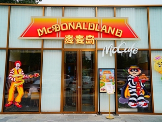 麦当劳经典奶昔限时回归，门店排长队催生100元代购