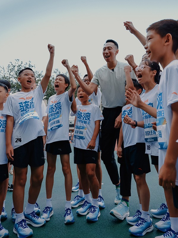 30名小学生庆祝打破女子1500米世界纪录.jpg