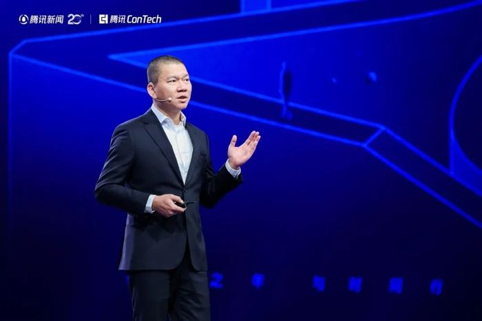 专访何毅进｜一款长青产品的周期进化论：这一次腾讯新闻会如何直面AI世代？